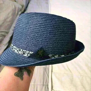 Stacy Adams Womans Navy Blue Fedora style straw hat. SIZE MEDIUM